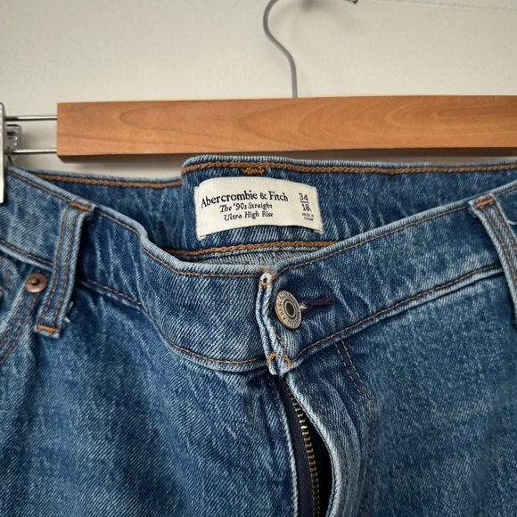 Abercrombie Ultra High Rise 90’s Straight Medium wash 34 Long EUC - Picture 3 of 5